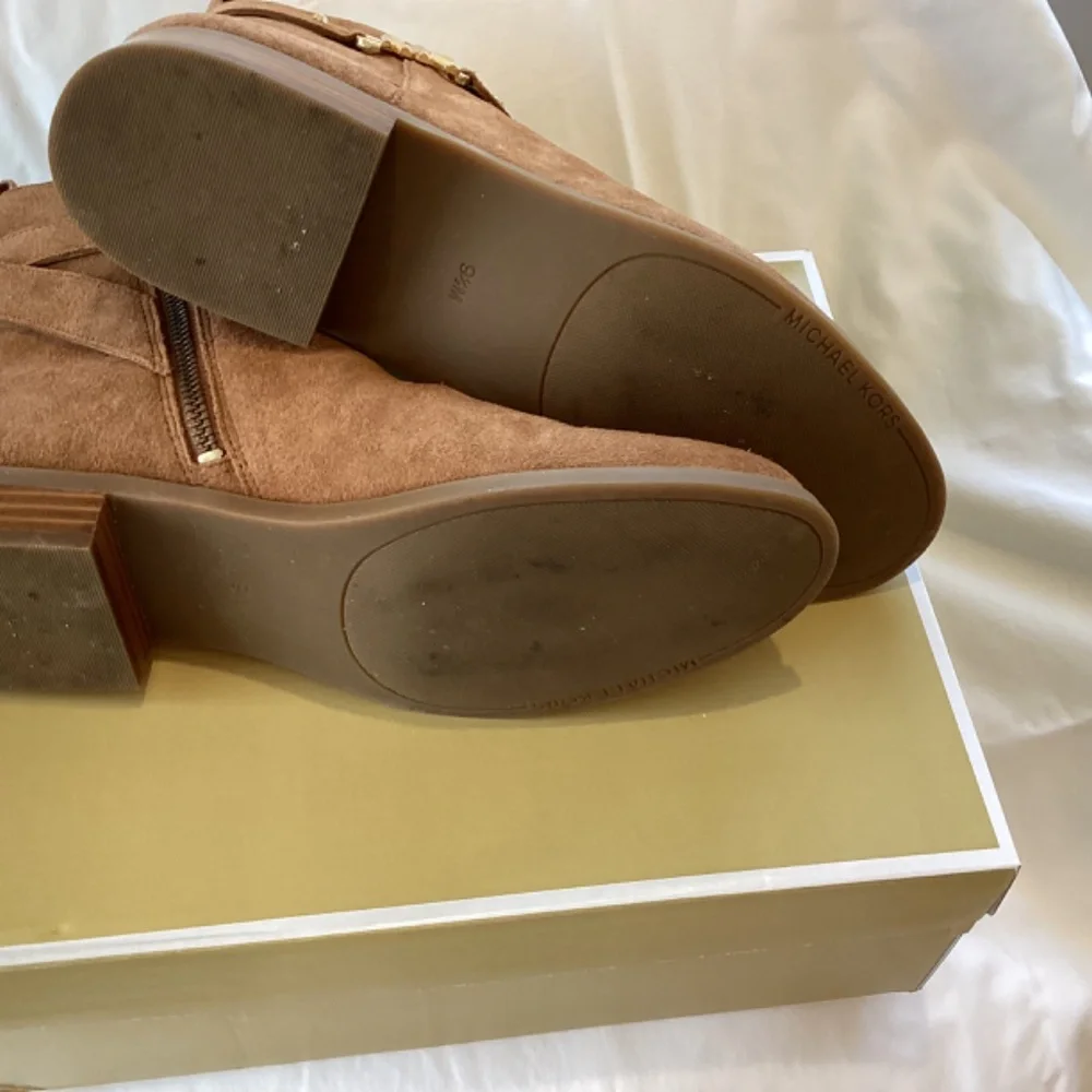 Boots - Picture 3 of 4